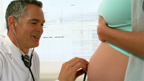Arzt-Untersucht-Schwangere-Frau-Mit-Stethoskop