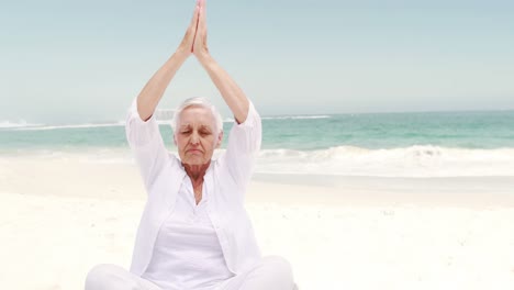 Alte-Rentnerin-Macht-Yoga