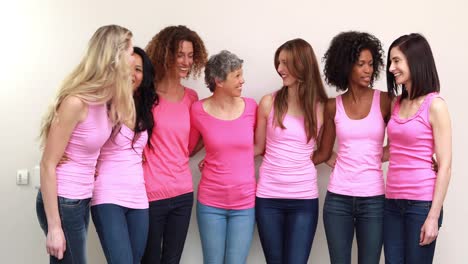 Glückliche-Frauen-Mit-Rosa-Hemden-Stehen