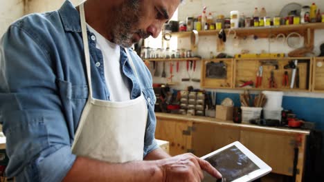 Carpenter-using-his-tablet