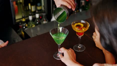 Nahaufnahme-Eines-Barmanns,-Der-Einer-Frau-Einen-Cocktail-Serviert