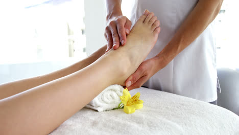 Close-up-of-woman-therapist-massaging-the-feet-of-her-patient