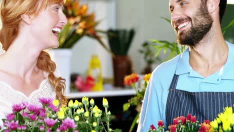 Floristas-Sosteniendo-Un-Ramo-De-Flores-Y-Sonriendo