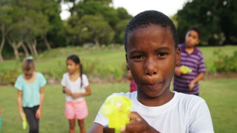 Retrato-De-Niño-Sonriente-Jugando-Con-Pistola-De-Agua