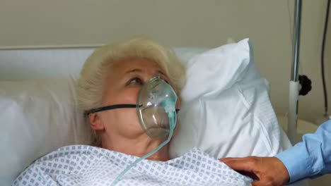 Nurse-putting-oxygen-mask-on-patient