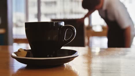 Tasse-Kaffee-Auf-Dem-Tisch