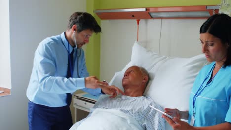 Krankenschwester-Nutzt-Digitales-Tablet,-Während-Der-Arzt-Einen-Patienten-Untersucht