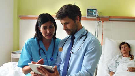 Doctores-Discutiendo-En-Tableta-Digital