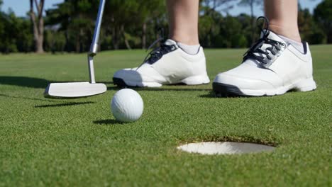 Golfer-playing-golf-