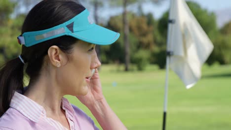 Golfspielerin-Telefoniert-Beim-Golfspielen