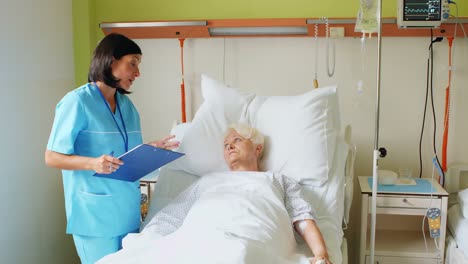 Female-nurse-interacting-with-patient