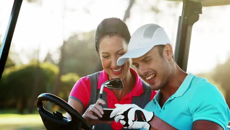 Dos-Golfistas-Felices-Tomándose-Un-Selfie-En-Un-Carrito-De-Golf.