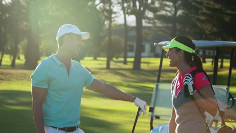 Glückliches-Paar,-Das-Beim-Golfspielen-Miteinander-Interagiert