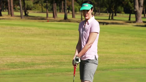 Female-golf-player-playing-golf