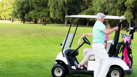 Zwei-Golfspieler-Interagieren-Miteinander