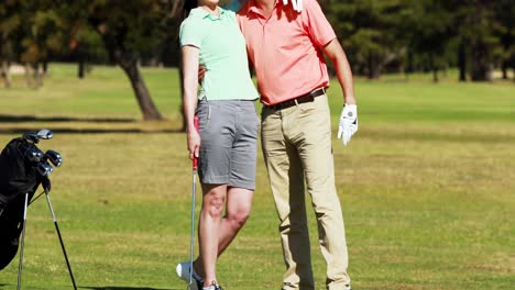 Dos-Jugadores-Golfistas-Jugando-Golf-Juntos