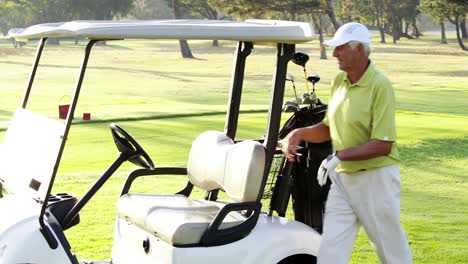 Männlicher-Golfspieler-Steckt-Golfschläger-In-Golftasche