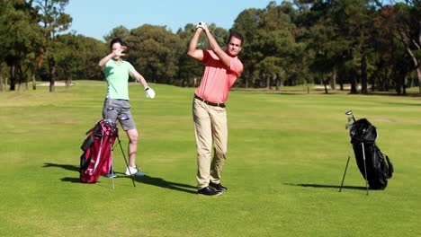 Zwei-Golfer-Spielen-Gemeinsam-Golf