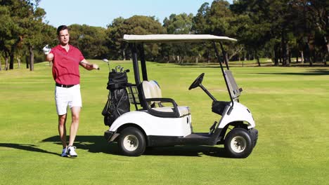 Männlicher-Golfspieler-Entfernt-Golfschläger-Aus-Golftasche