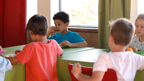 Kids-having-meal-in-cafeteria