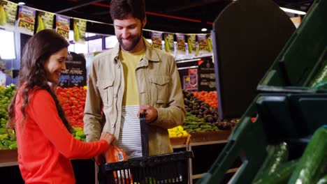 Couple-buying-vegetables-in-organic-shop