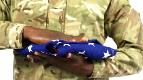 Porträt-Eines-Militärsoldaten,-Der-Die-US-Flagge-Hält