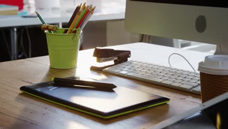 Digitales-Tablet-Und-Grafiktablett-Auf-Einem-Schreibtisch