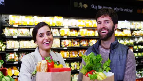 Couple-shopping-for-fruits-and-vegetables-in-organic-section