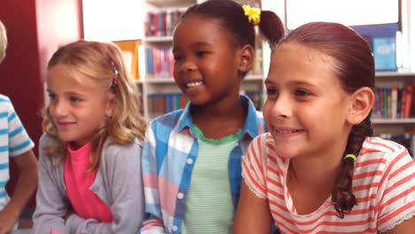 Niños-De-Escuela-Sonriendo-En-La-Biblioteca