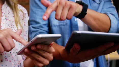 Gruppe-Von-Führungskräften,-Die-über-Digitale-Tablets-Und-Mobiltelefone-Interagieren