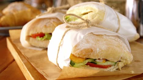 Sandwiches-Auf-Tablett-An-Der-Theke