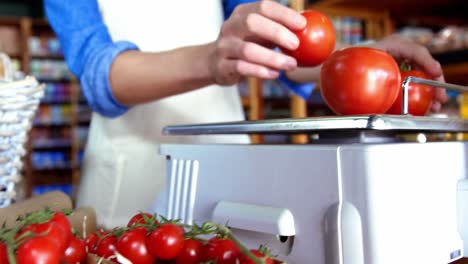 Weibliche-Mitarbeiter-Wiegen-Tomaten-Auf-Der-Waage-Im-Supermarkt