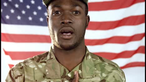 Porträt-Eines-Militärsoldaten,-Der-Eine-Nationalhymne-Singt