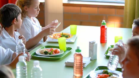 Kinder-Essen-In-Der-Cafeteria