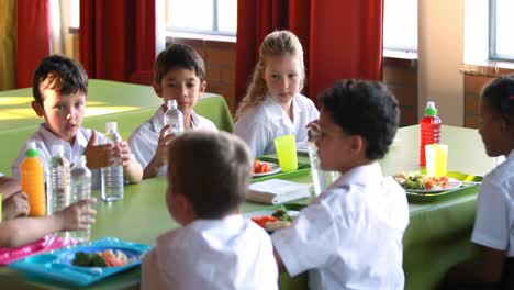 Kids-having-meal-in-cafeteria