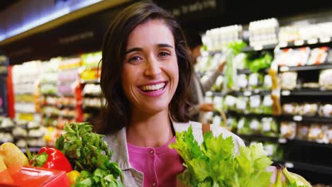 Mujer-Sosteniendo-Una-Bolsa-De-Supermercado-En-La-Sección-De-Comestibles
