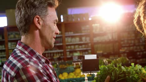 Glückliches-Paar-Kauft-Gemüse-Im-Bio-Bereich-Des-Supermarkts