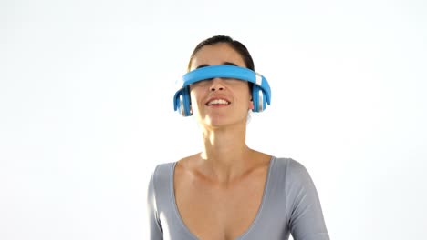 Frau-Gibt-Vor,-Ein-Visual-Reality-Headset-Zu-Verwenden