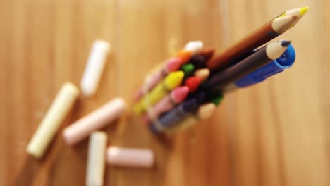 Close-up-of-colorful-crayons-and-colored-pencil