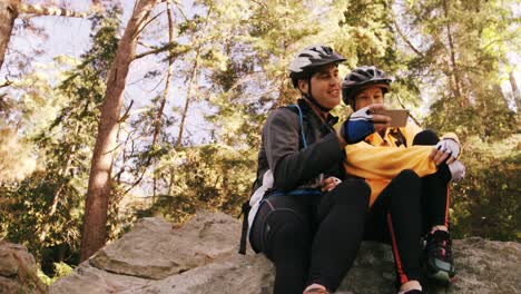 Mountain-biking-couple-taking-a-selfie