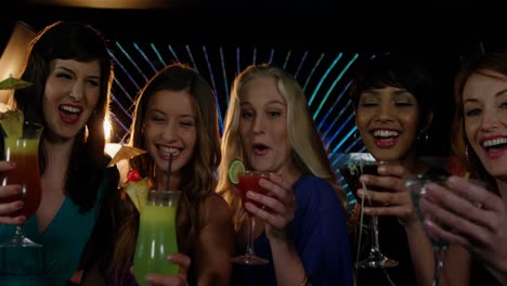 Schöne-Frauen,-Die-Ein-Glas-Cocktail-In-Der-Bar-Trinken