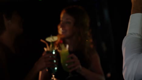 Schöne-Junge-Frau-Interagiert,-Während-Sie-In-Der-Bar-Ein-Glas-Cocktail-Trinkt