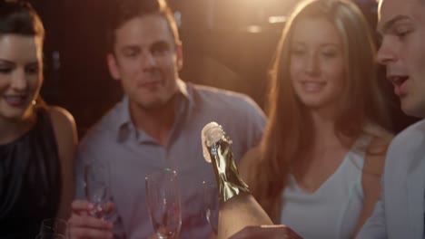 Eine-Gruppe-Lächelnder-Freunde-Interagiert-Bei-Einem-Glas-Champagner-An-Der-Bar