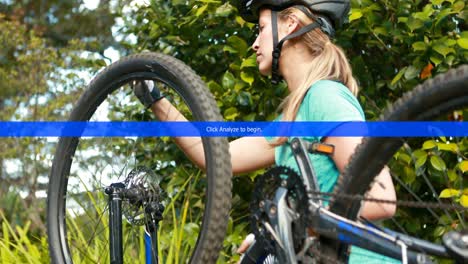 Ciclista-Femenina-Reparando-Neumáticos-De-Bicicleta
