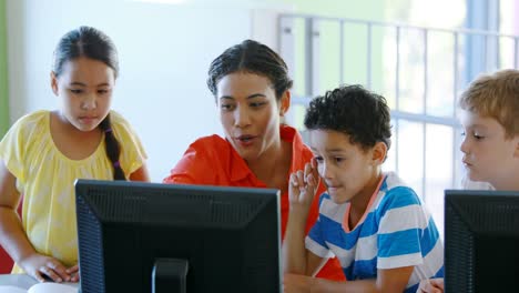 Lehrer-Unterstützt-Kinder-Beim-Erlernen-Des-Computers