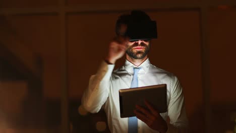 Geschäftsführer-Nutzt-Virtuelle-Brille-Mit-Digitalem-Tablet