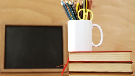 Books-stack-with-colored-pencil-on-a-mug