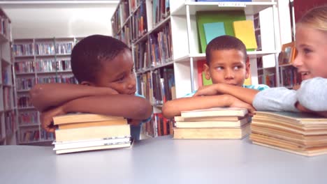 Niños-De-La-Escuela-En-La-Biblioteca