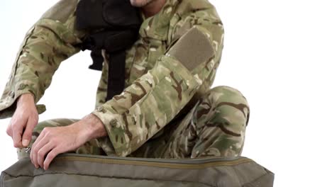 Soldat-Packt-Tasche-Auf-Weißem-Hintergrund