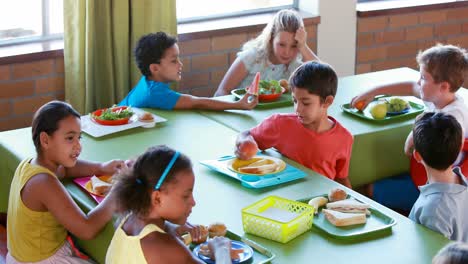 Niños-Comiendo-En-La-Cafetería